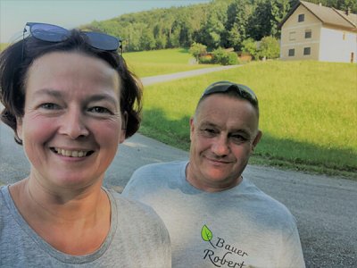 Foto von Gerti Karner und ihrem Mann Robert vom Karnerhof, wo du eine Auszeit erleben kannst, Esel reitest oder Bauer auf Zeit werden kannst